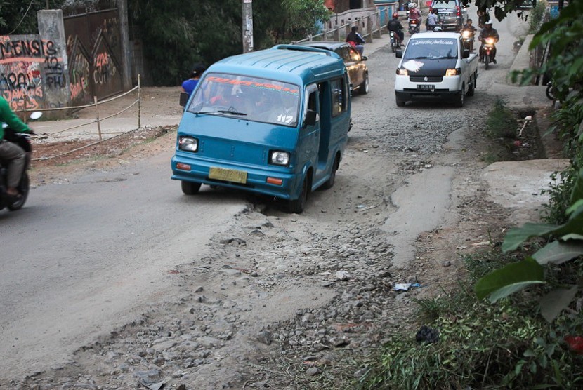  Jalan rusak dan berlubang di Jalan Raya Pengasinan Sawangan Depok, Ahad (2/11).  (foto: MgROL30 )