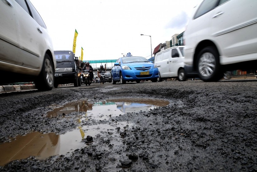  Sejumlah Ruas Jalan Tol Terbanggi – Kayuagung Rusak dan Bergelombang. Foto: Jalan rusak dan berlubang (Ilustrasi)