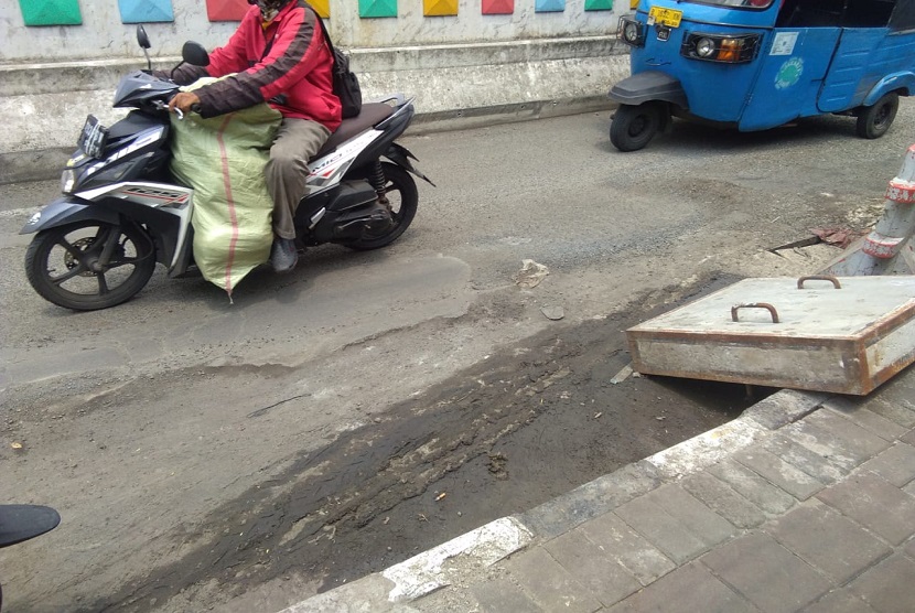 jalan rusak di dekat Flyover Pramuka, Jakarta Timur