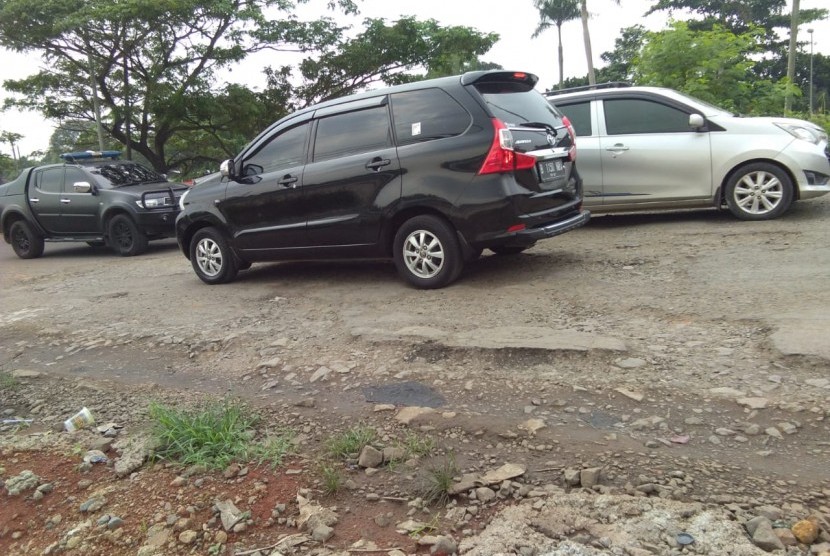 Jalan rusak di Jalan Raya Inspeksi Kalimalang, Kabupaten Bekasi, Rabu (10/4).
