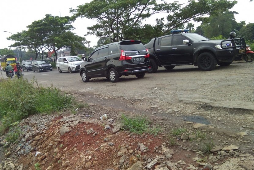 Jalan rusak di Jalan Raya Inspeksi Kalimalang, Kabupaten Bekasi, Rabu (10/4).