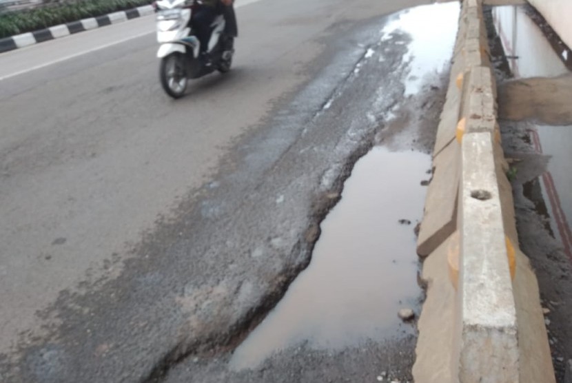 Jalan Rusak di sekitar proyek LRT MT  Haryono,  Pancoran,  Jakarta Selatan,  Rabu (15/5).