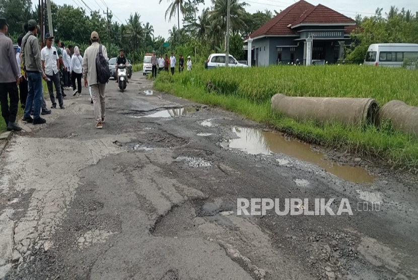 Jalan rusak di DIY.