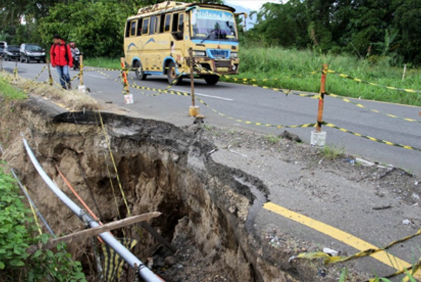 Jalan rusak. Ilustrasi. Pemprov Sumut anggarkan Rp 2,7 triliun untuk memperbaiki 450 kilometer jalan rusak.