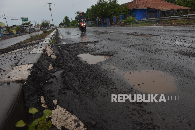 Jalan Rusak (Ilustrasi). Sebuah jalan yang melintasi Kampung Cilangir, Desa Majasari, Kecamatan Cibiuk, Kabupaten Garut, dilaporkan diblokade warga sekitar beberapa hari lalu.