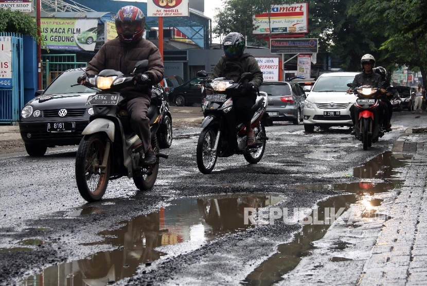 Jalan rusak di Surabaya akibat tergenang hujan (Ilustrasi)