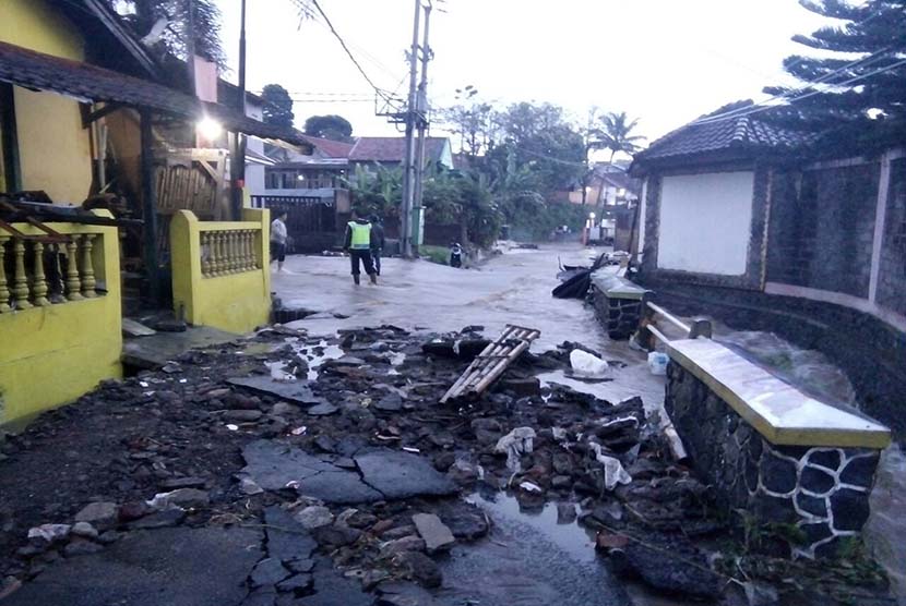  Pemerintah Kabupaten Garut, Jawa Barat mempercepat pelaksanaan lelang lebih awal tahun anggaran 2022 untuk merealisasikan program perbaikan jalan rusak yang selama ini sering dikeluhkan masyarakat pengguna jalan   Jalan rusak karena Banjir bandang Garut. (ilustrasi)