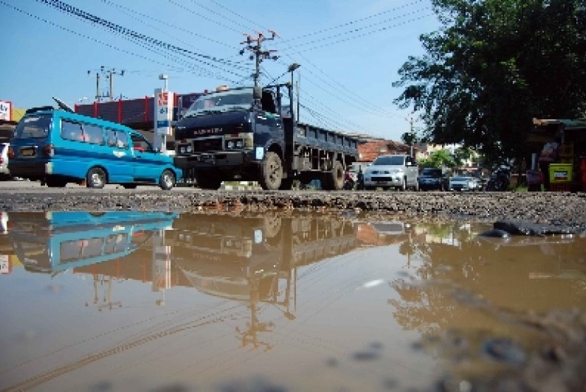 Pemkot Tangerang tak Bisa Perbaiki Jalan yang Bukan Asetnya. Foto: Jalan rusak parah (ilustrasi).