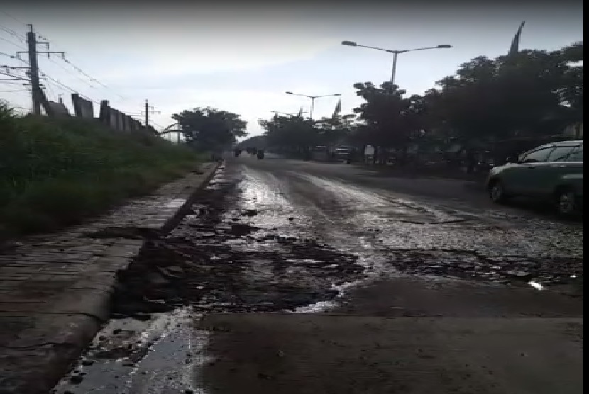 Jalan rusak yang membahayakan di Jalan Terusan I Gusti Ngurah Rai, Bekasi