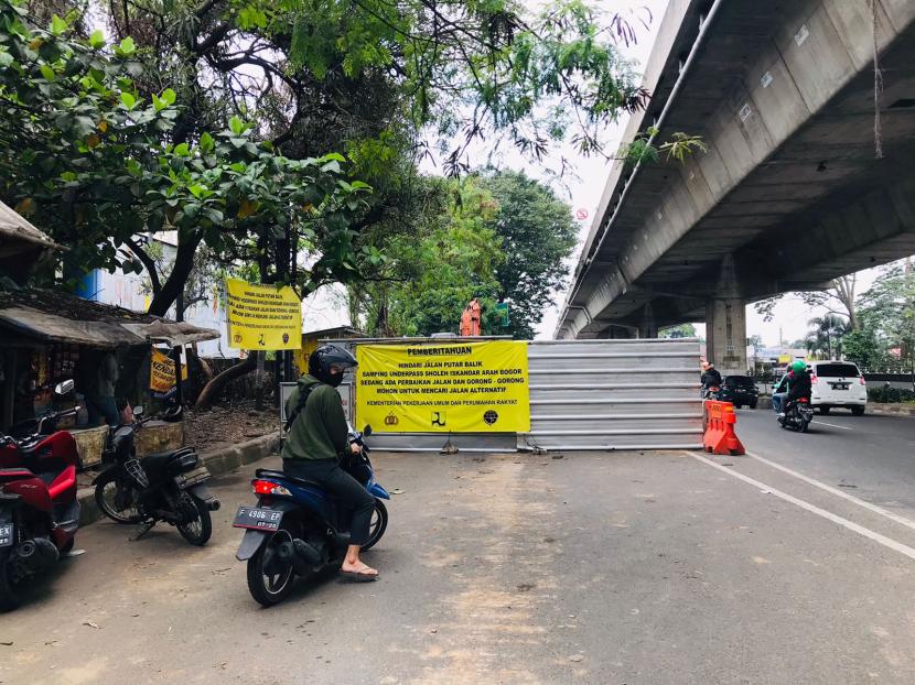 Jalan Sholeh Iskandar Kota Bogor yang amblas sudah ditutup oleh Kementerian PUPR untuk segera diperbaiki. 