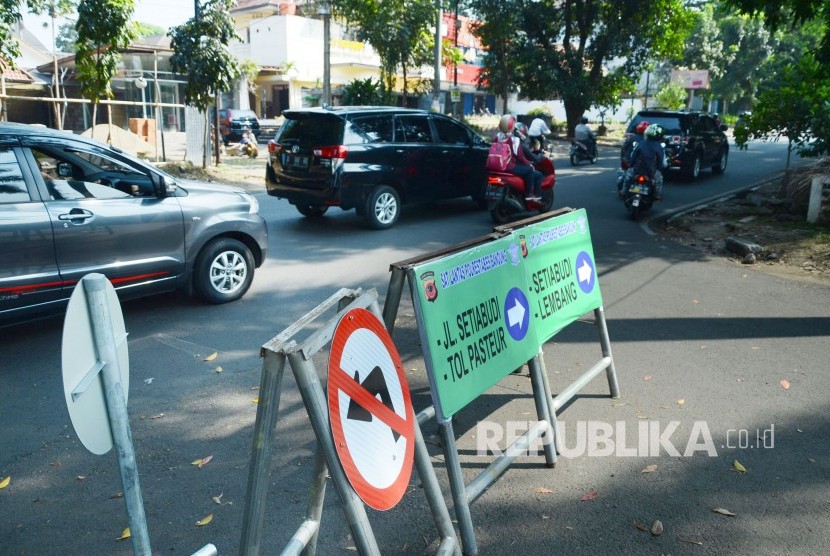 Jalan Sukajadi menjadi satu arah dalam uji coba rekayasa lalu lintas, di Kota Bandung, Kamis (11/7).