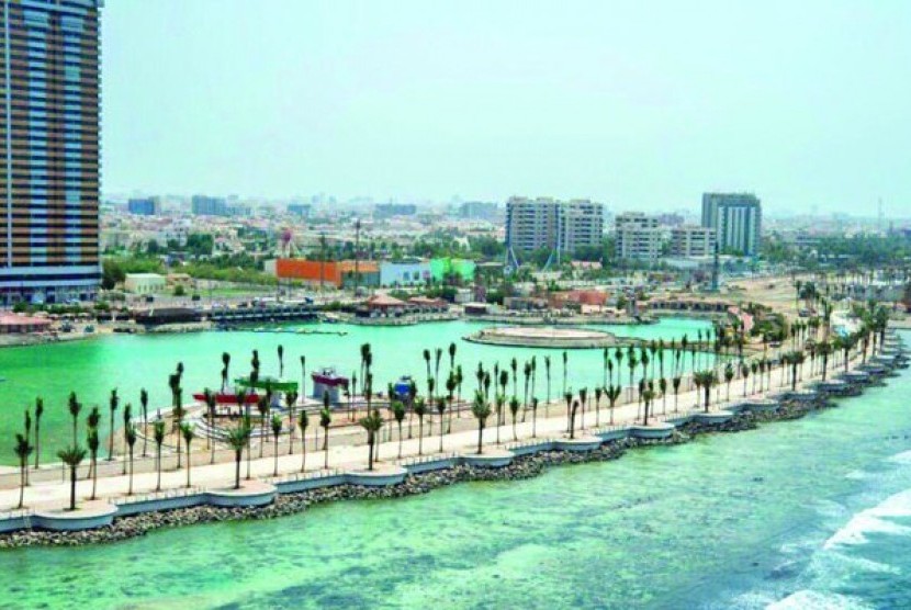 Jalan tepi Laut Merah (corniche) di Jeddah, Arab Saudi. Masyarakat Jeddah Menikmati Festival Makanan Laut