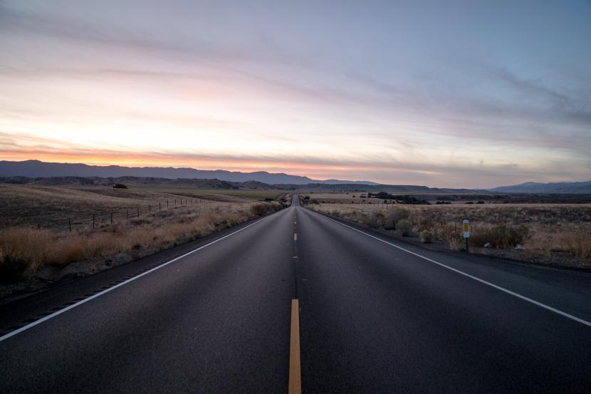 Jalan terpanjang (ilustrasi). Menurut buku rekor, jalan terpanjang di dunia adalah Pan-American Highway yang membentang sekitar 30 ribu km dari Alaska hingga ujung selatan Argentina.