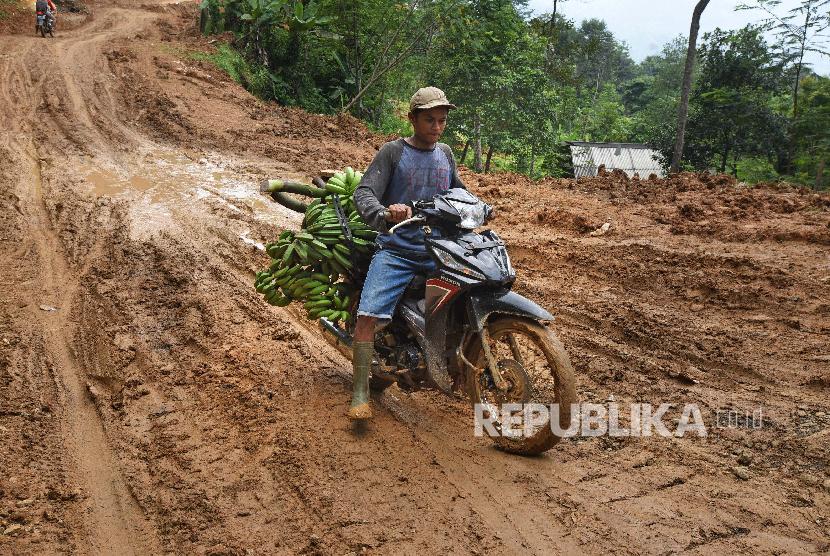 Jalan tertutup longsor (ilustrasi).  Tiga orang korban masih dalam pencarian pada peristiwa longsor di Jeneponto, Sulawesi Selata, Sabtu (13/6). 
