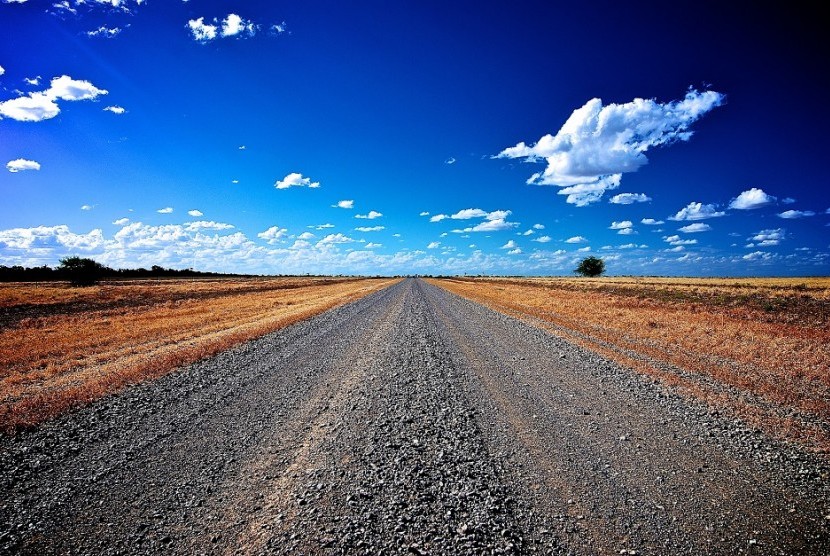 Jalan tidak beraspal di dekat McKinlay, Queensland. 