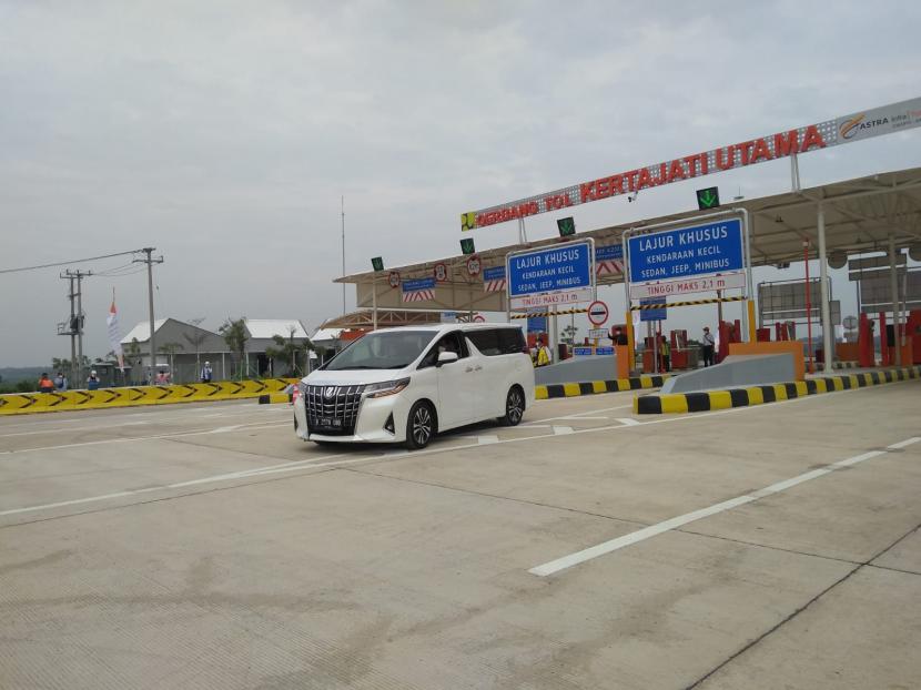 Jalan Tol Akses Bandara Internasional Jawa Barat (BIJB) Kertajati, Kabupaten Majalengka, resmi beroperasi, Senin (20/12). 