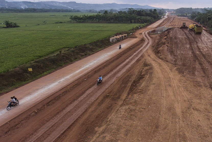 Jalan Tol Batang-Semarang tampak sedang dalam pengerjaan di Gringsing, Batang, Jawa Tengah (ilustrasi).
