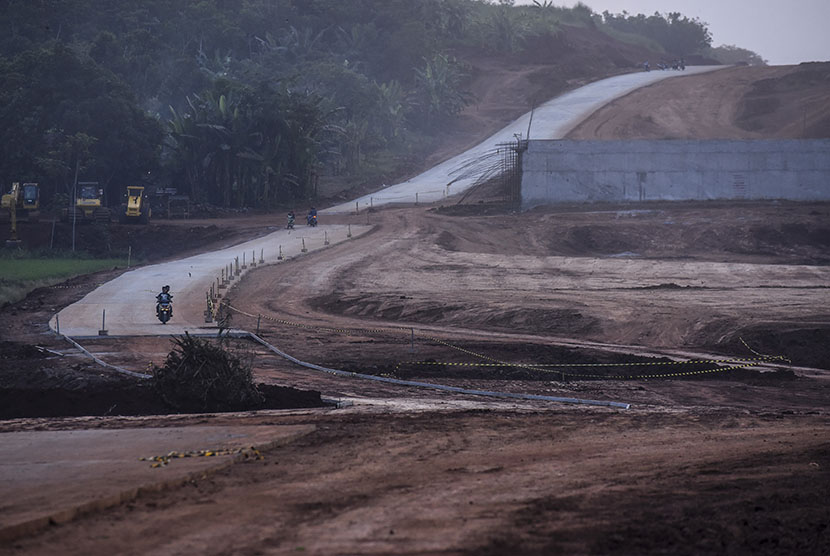 Pengerjaan proyek jalan Tol Batang-Semarang. 