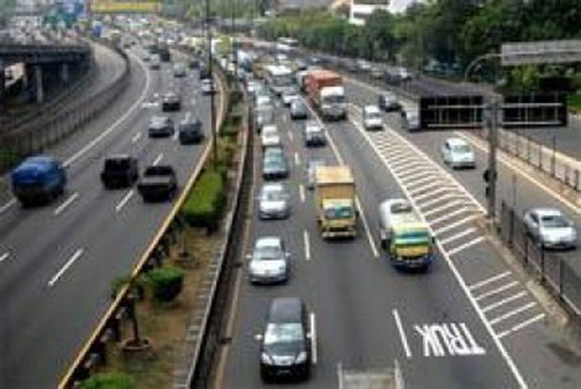 Jalan tol/ilustrasi. Tarif Tol Surabaya-Gresik, Jawa Timur sepanjang 20,73 km yang dikelola oleh PT Margabumi Matraraya akan naik per 3 Januari 2022.