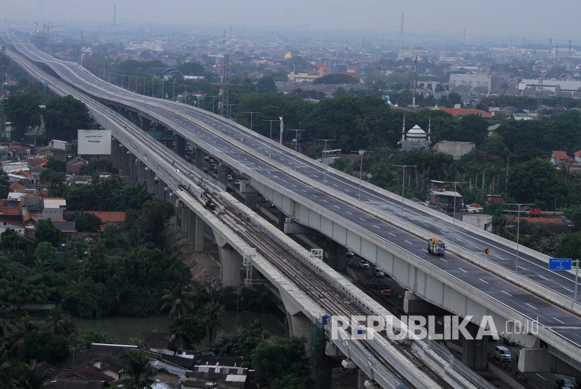 Tol layang Jakarta-Cikampek resmi beroperasi mulai Ahad (15/12).