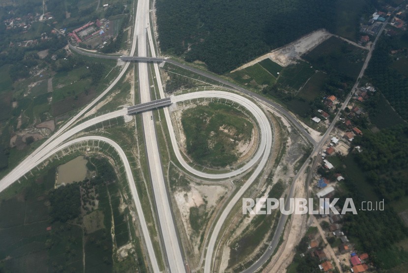 Jalan Tol Trans-Sumatra. Foto udara Jalan Tol Trans Sumatra sesi ruas Bakauheni-Terbanggi Besar yang telah diresmikan oleh Presiden Joko Widodo di Lampung, Sabtu (9/3).
