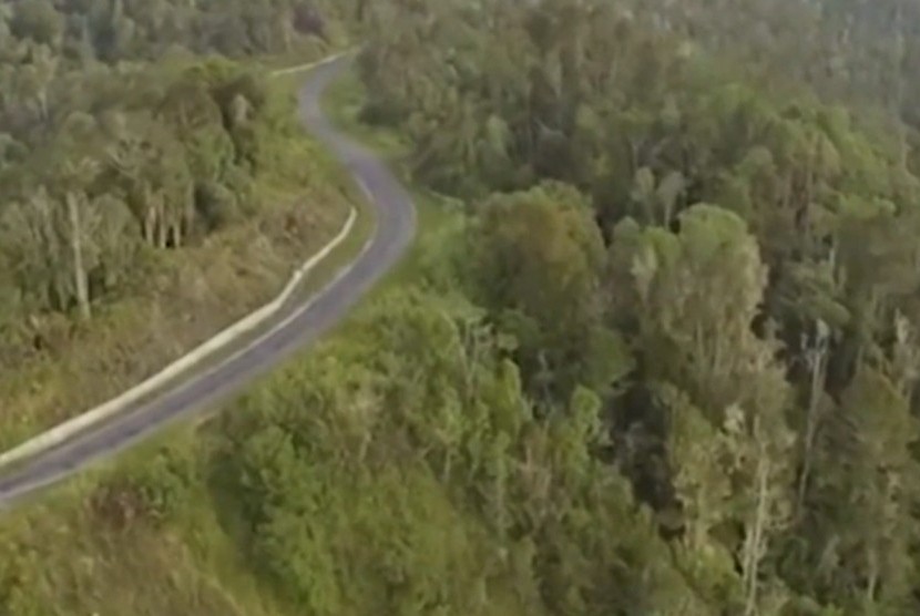 Jalan trans Papua (ilustrasi). Proyek Strategis Nasional Jalan Trans Papua Barat jalur Mameh-Windesi sepanjang 120 kilometer (km) terus berjalan secara bertahap dan untuk tahun anggaran 2022 telah dianggarkan untuk 36 km.