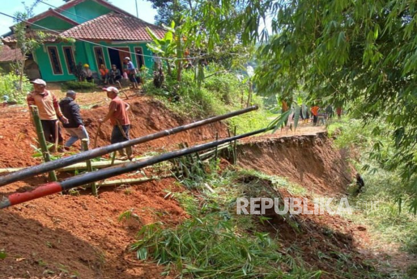 Ruas Jalan Terputus Longsor, Warga Bandung Barat Harus Memutar Jauh