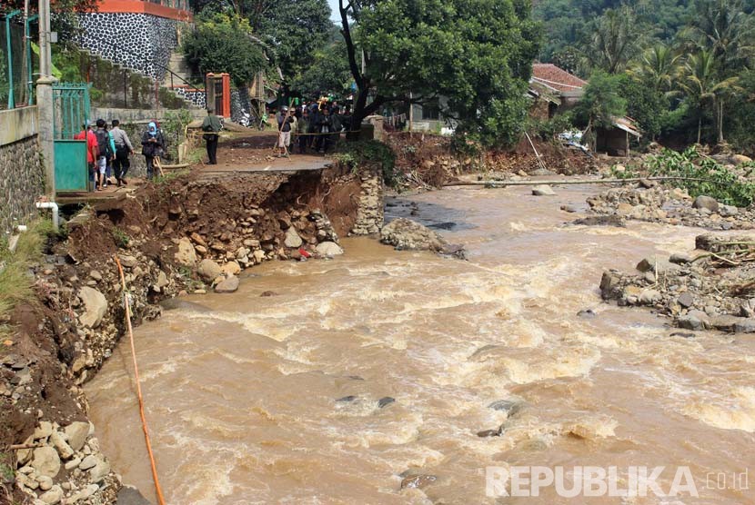 Jalan utama menuju Curug Cindulang habis tergerus air sungai Citarik di Kampung Japar, Desa Dampit, Kecamatan Cicalengka, Kabupaten Bandung, Kamis (14/4). (foto: Dede Lukman Hakim)