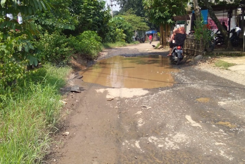  Jalan  Telaga Pasir  Raya Rusak Parah Ini Salah Siapa 