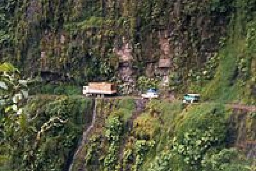  jalan Yungas yang berada di Bolivia adalah salah satu jalan paling berbahaya di dunia. 