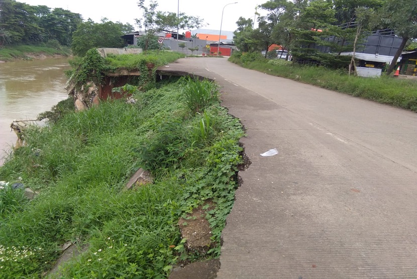 Jalanan ambles pinggir Kali Bekasi di Jalan Raya Cipendawa, Bojong Menteng tak kunjung diperbaiki oleh Pemerintah Kota Bekasi. Berdasarkan penuturan warga sekitar, jalan amblas tersebut terjadi pada tahun lalu.