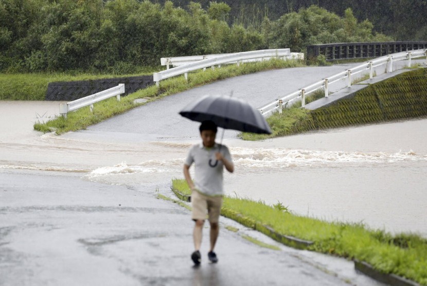 Jalanan banjir tampak saat hujan lebat. Hujan lebat yang belum pernah terjadi sebelumnya menghantam pulau selatan Kyushu, Jepang. Ilustrasi.