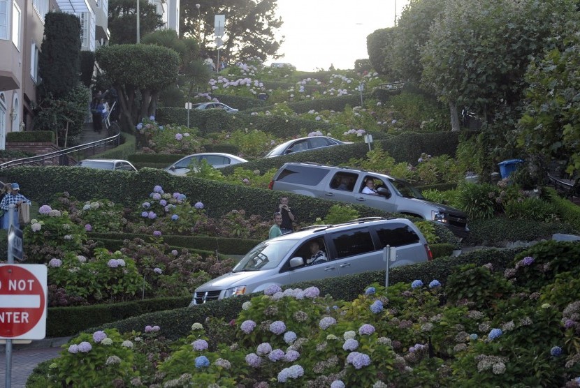 Jalanan berkelok Lombard Street yang ikonik di San Fransisco.