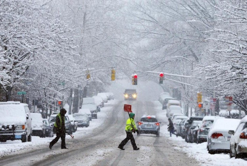 Jalanan bersalju di Jalan Cambridge, Boston, Massachusetts, AS. 