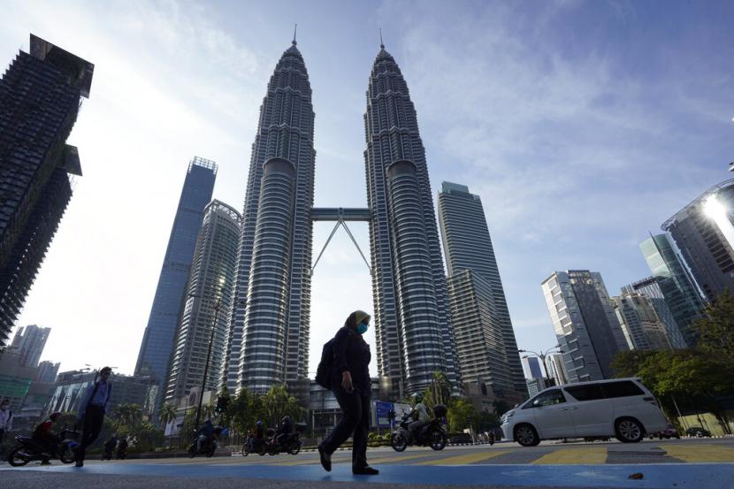 Jalanan di depan bangunan mal Suria KLCC dan Petronas Tower di Kuala Lumpur, Malaysia, tampak sepi, Rabu (18/3), Malaysia memberlakukan lockdown seluruh negara hingga akhir Maret untuk mencegah penyebaran virus corona.(AP/Vincent Thian)