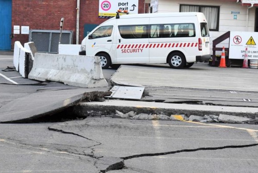  Jalanan di Wellington alami kerusakan setelah gempa menerjang pada Senin dini hari (14/11) di pulau selatan Selandia Baru.  