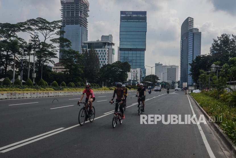 Jalanan Jakarta Lengang warga berswa foto. Sejumlah warga berolahraga di  Jakarta Pusat, Jum’at (7/6).