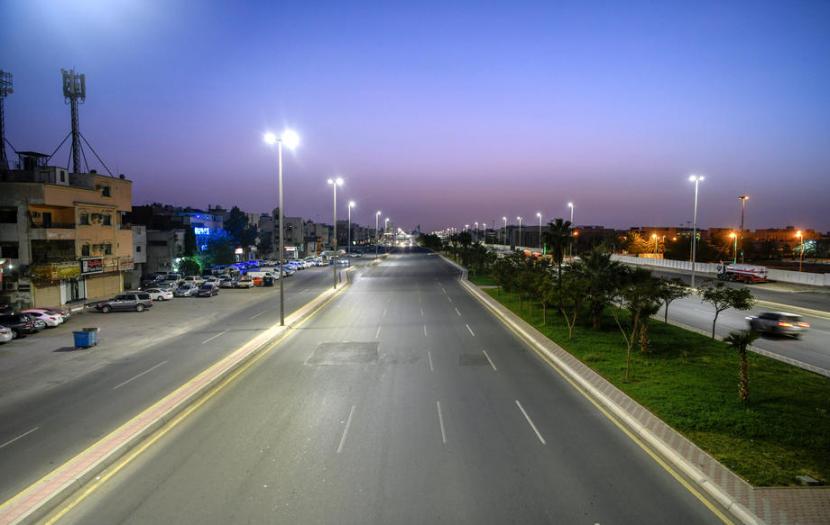 Jalanan Jeddah, Arab Saudi, yang tampak sepi. Arab Saudi memberlakukan jam malam seharian dalam rangka mencegah Covid-19 di masa Lebaran.