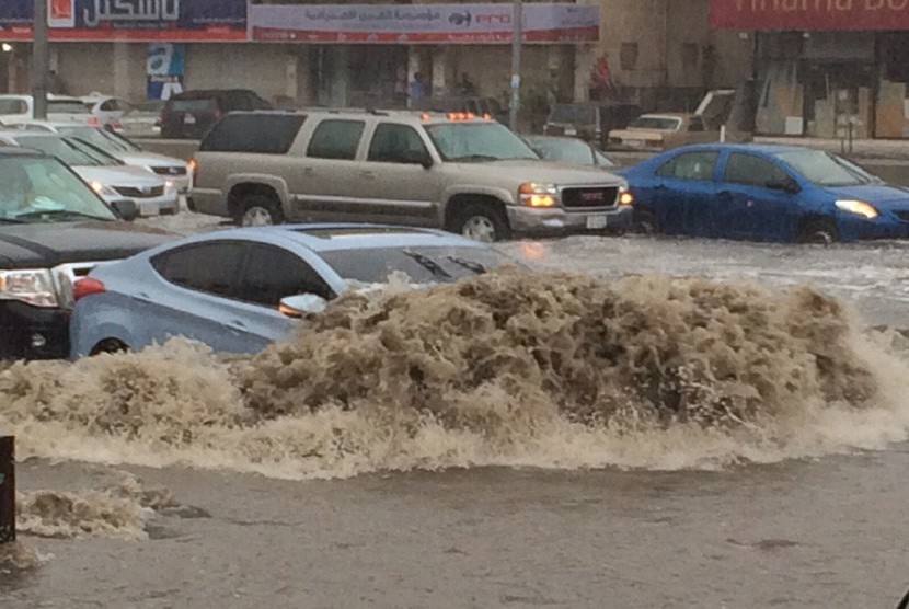 Jalanan Jeddah saat hujan deras dan angin kencang. 