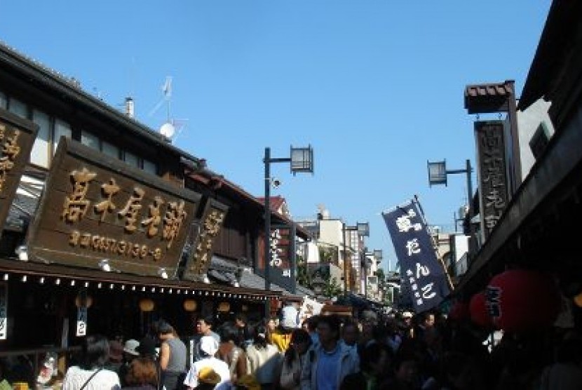 Jalanan pusat belanja tradisional di kawasan Shitamachi Shibamata