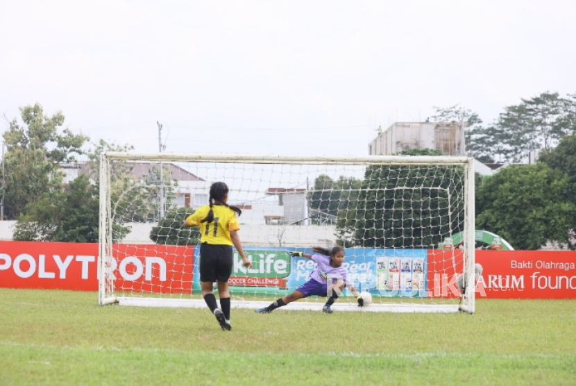 Jalannya final MilkLife Soccer Challenge - Semarang 2025 yang dihelat di Stadion Universitas Diponegoro Tembalang. 