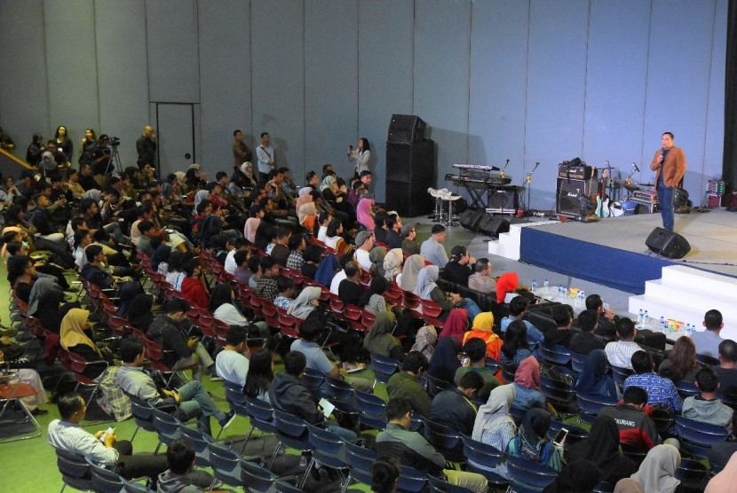 Jalannya kegiatan Orasi Pekerja Kreatif di Gedung Sabuga, Institut Teknologi Bandung (ITB), Bandung, Jawa Barat (Jabar), Sabtu (9/2).