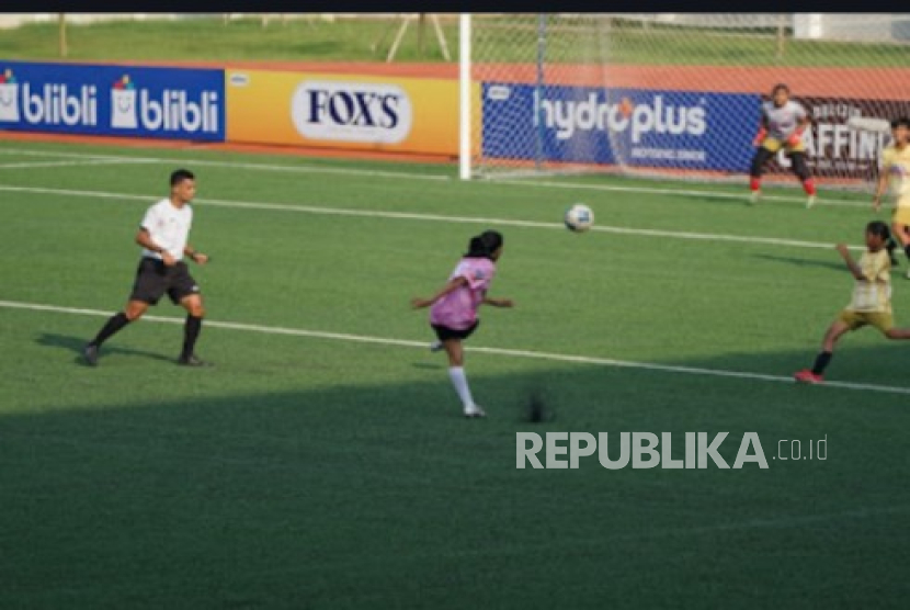 Jalannya laga di Hydroplus Piala Pertiwi U14 & U16 2025 All Stars yang digelar di Supersoccer Arena, Kudus, Jawa Tengah, Jumat (11/7/2025). 