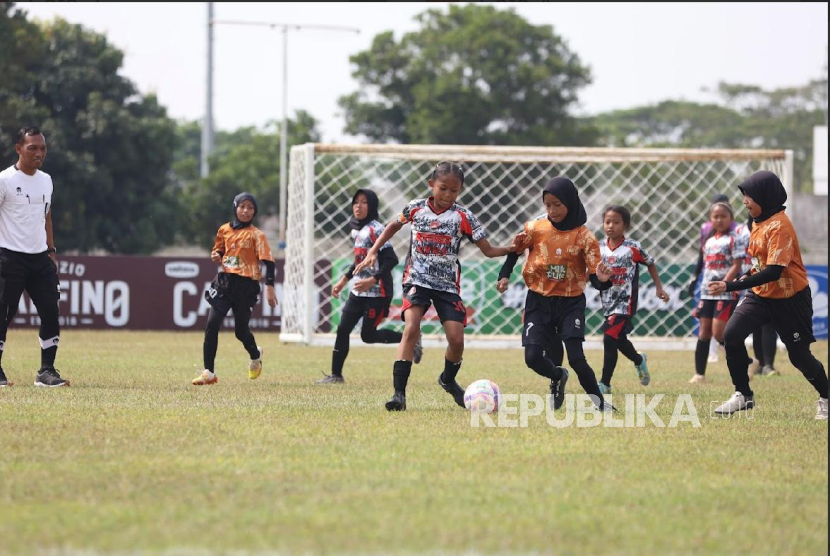 Jalannya laga pamungkas MilkLife Soccer Challenge Semarang Seri 1 2025 - 2026 yang berlangsung di Stadion Universitas Diponegoro Tembalang, Semarang Jawa Tengah, pada Ahad (10/8/2025).