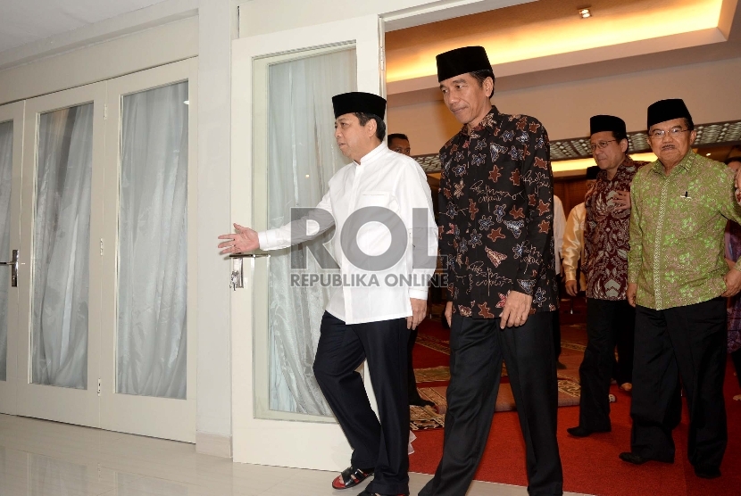  (dari kiri) Ketua DPR RI Setya Novanto, Presiden RI Joko Widodo, dan Wakil Presiden Jusuf Kalla saat buka puasa bersama di kediaman dinas Ketua DPR, Jalan Widya Chandra, Jakarta Selatan, Selasa (23/6).  (Republika/WIhdan)