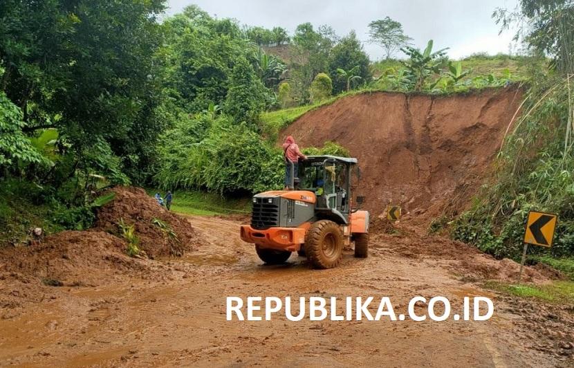 Jalur darat yang menghubungkan Kabupaten Majene dan Kabupaten Mamuju, Provonsi Sulawesi Barat (Sulbar) kembali pulih dan dapat dilalui kendaraan pada Sabtu (16/1) sore. Jalur ini sebelumnya sempat terputus karena gempa.