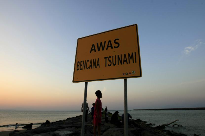 Jalur evakuasi tsunami. Ilustrasi