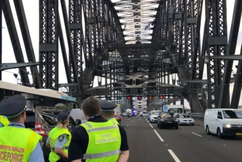  Jalur jalan ditutup di Jembatan Pelabuhan Sydney selama operasi polisi berlangsung. 