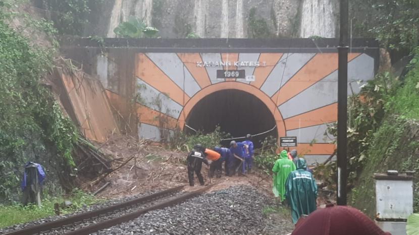 Jalur KA terkena longsoran di petak jalur antara Stasiun Sumberpucung - Pohgajih, Kabupaten Malang pada Selasa (18/10/2022). 