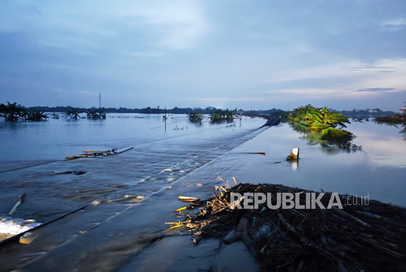 Jalur kereta api antara Stasiun Gubug dan Stasiun Karangjati di Kabupaten Grobogan, Jawa Tengah, terendam banjir luapan Sungai Tuntang pada Ahad (9/3/2025) pagi, sekitar pukul 05:27 WIB.